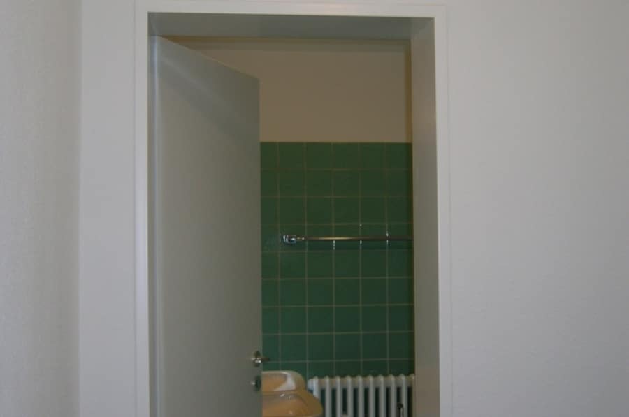 Eigentumswohnung in Düsseltal, 2 Zimmer mit zwei Balkonen, Kellerraum und Garage, Düsseldorf - Bad