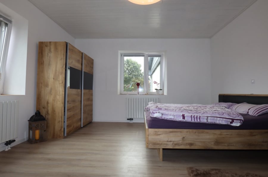 Schlafzimmer - Einfamilienhaus mit anstehendem ehemaligen Werkstattgebäude, Garage und Garten, Hallschlag (4)