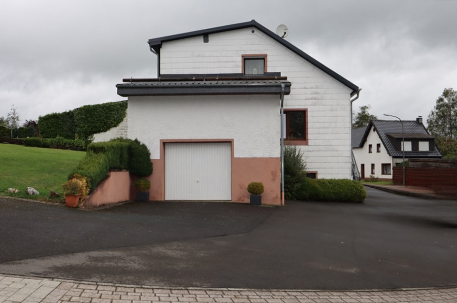 Giebelseite - Einfamilienhaus mit anstehendem ehemaligen Werkstattgebäude, Garage und Garten, Hallschlag (4)