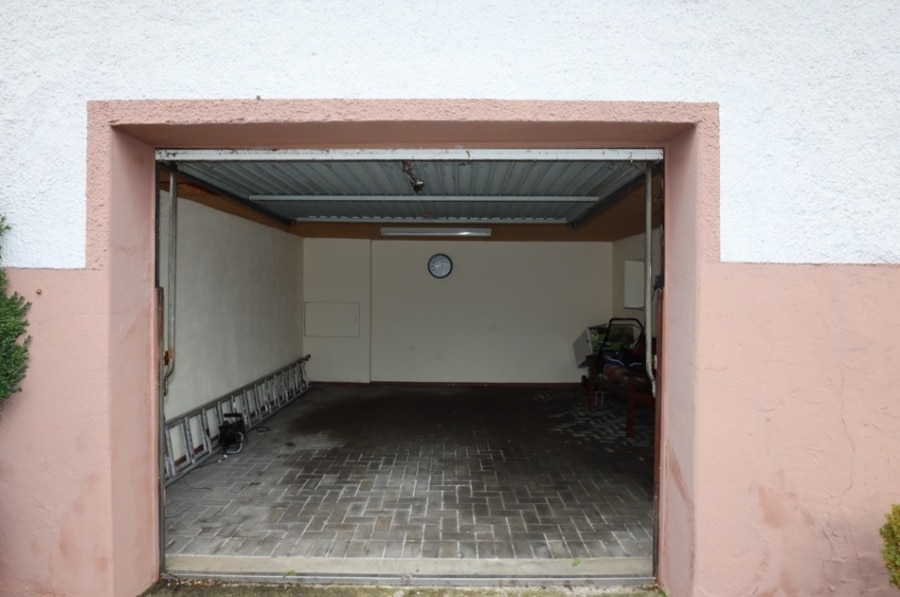 Garage - Einfamilienhaus mit anstehendem ehemaligen Werkstattgebäude, Garage und Garten, Hallschlag (4)