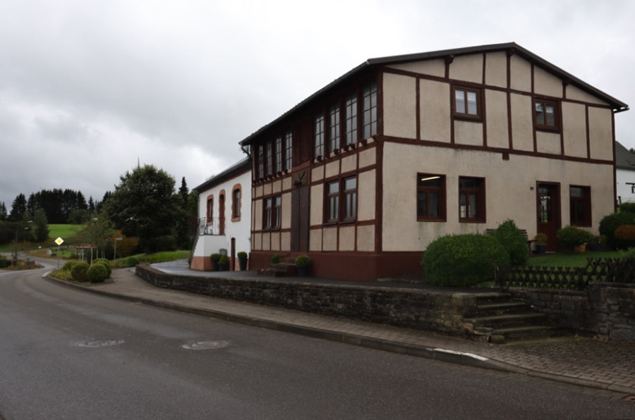 Werkstatt - Einfamilienhaus mit anstehendem ehemaligen Werkstattgebäude, Garage und Garten, Hallschlag (4)