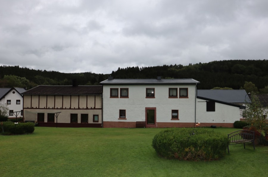 Traufseite hinten - Einfamilienhaus mit anstehendem ehemaligen Werkstattgebäude, Garage und Garten, Hallschlag (4)