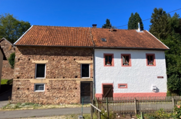 **VERKAUFT**Gemütliches kleines Einfamilienhaus mit ehemaligen landwirtschaftlichen Nebengebäuden, Eisenschmitt