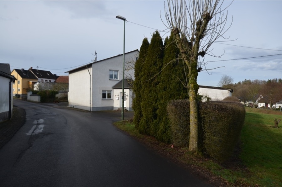 Ehemaliges Bauernhaus mit großem Gartengrundstück, Scheune, Stall und großer Carport, Steiningen (4) - erschließende Straße