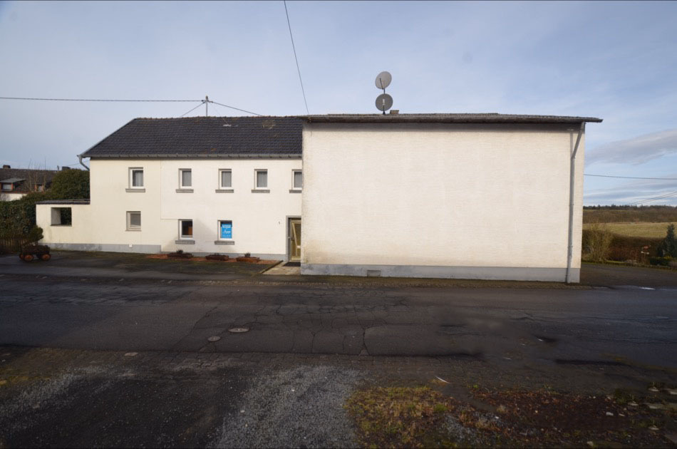 **VERKAUFT** Ehemaliges Bauernhaus mit großem Gartengrundstück, Scheune, Stall und großer Carport, Steiningen (4)