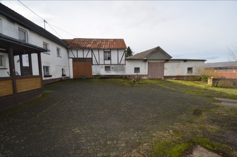 Ehemaliges Bauernhaus mit großem Gartengrundstück, Scheune, Stall und großer Carport, Steiningen (4) - Hof