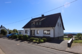 Straßenansicht - Geräumiges 2-Familienhaus in wunderschöner Lage mit Garten, Doppelgarage und Fernsicht, Schüller 11