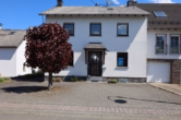 Frontansicht - Gezellige voormalige “Eifler-driezijdige-boerderij” (Hoekgevelboerderij) in rustige woonwijk. Met ruime tuin en bijgebouwen, gelegen in Rengen bij Daun(27)