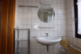 Bad OG - Gezellige voormalige “Eifler-driezijdige-boerderij” (Hoekgevelboerderij) in rustige woonwijk. Met ruime tuin en bijgebouwen, gelegen in Rengen bij Daun(27)