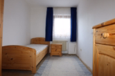 Schlafzimmer - Gezellige voormalige “Eifler-driezijdige-boerderij” (Hoekgevelboerderij) in rustige woonwijk. Met ruime tuin en bijgebouwen, gelegen in Rengen bij Daun(27)