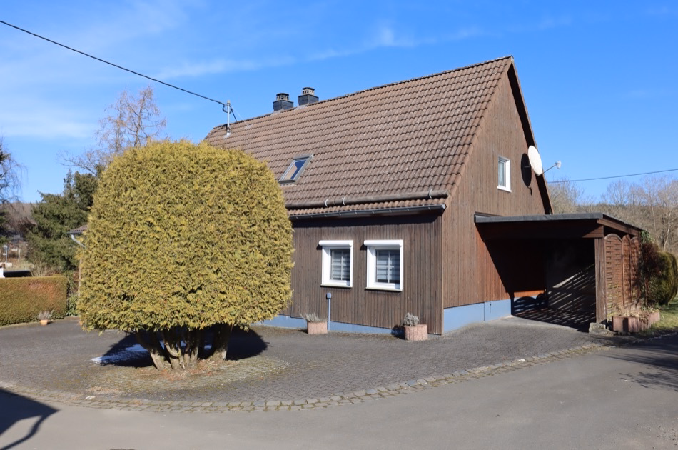 **VERKAUFT**Schönes und gemütliches Einfamilienhaus mit Carport und großem Garten mit Teich, Horperath