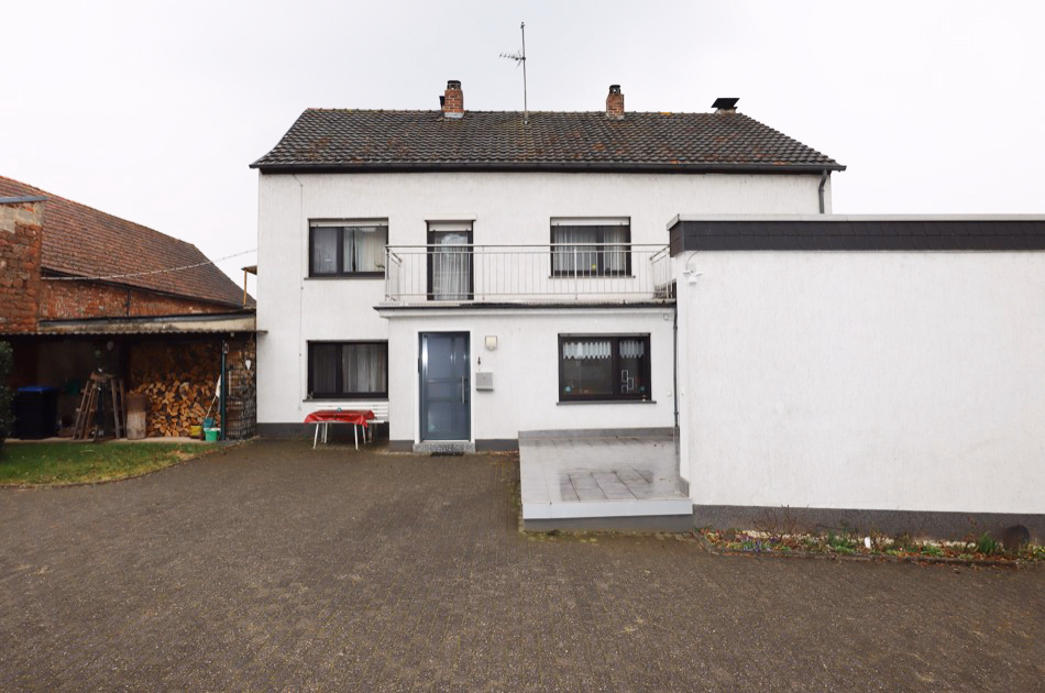 Einfamilienhaus mit Doppelgarage, kleinem Ökonomiegebäude und Garten, Wittlich-Wengerohr