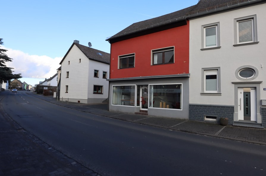 Wohn- und Geschäftshaus in bester Lage, Hillesheim (35) - Straßenansicht