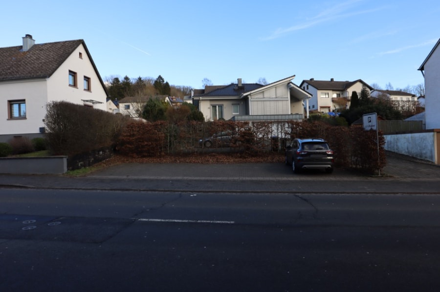 Wohn- und Geschäftshaus in bester Lage, Hillesheim (35) - Parkplätze