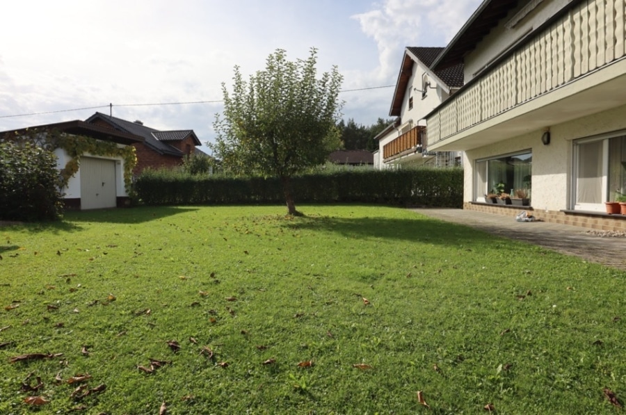 Garten - Großes Zweifamilienwohnhaus mit Garten, vermietet, Nohn (6)