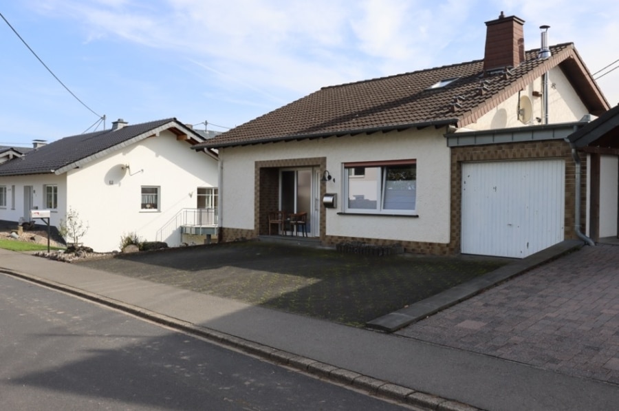 Straßenansicht - Großes Zweifamilienwohnhaus mit Garten, vermietet, Nohn (6)