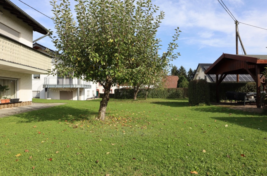 Garten - Großes Zweifamilienwohnhaus mit Garten, vermietet, Nohn (6)