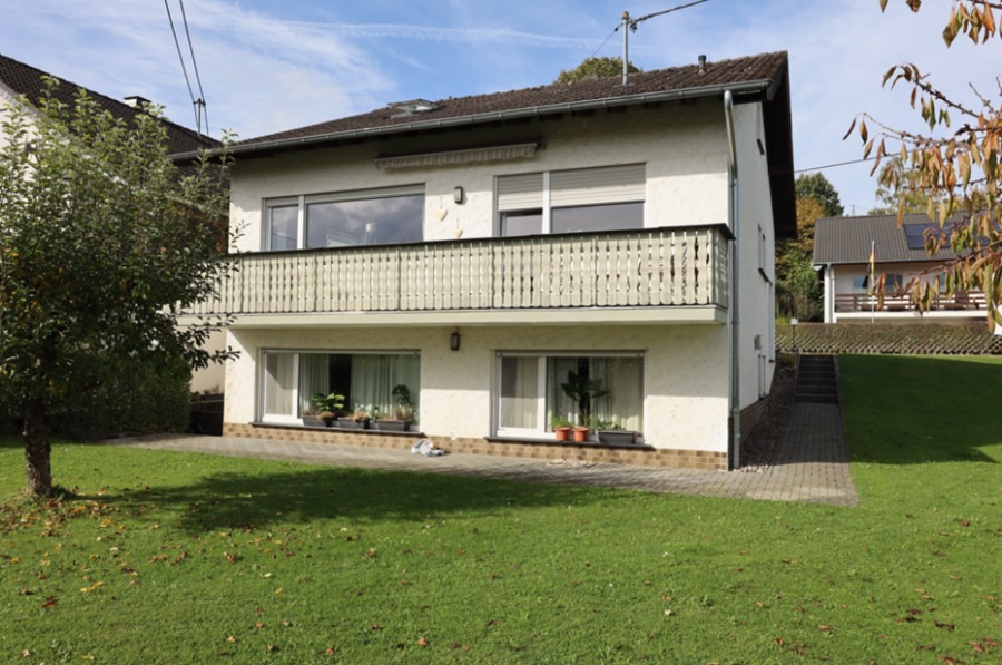 Rückseite - Großes Zweifamilienwohnhaus mit Garten, vermietet, Nohn (6)