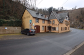 Eingang Wohnung - Ehemaliges Gasthaus und Cafe unterhalb der Manderscheider Niederburg, Niedermanderscheid