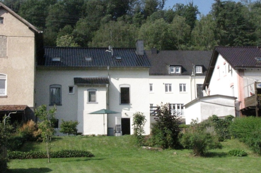 Rückansicht im Sommer - Gemütliches geräumiges Einfamilienhaus mit großem Garten, Jünkerath 49