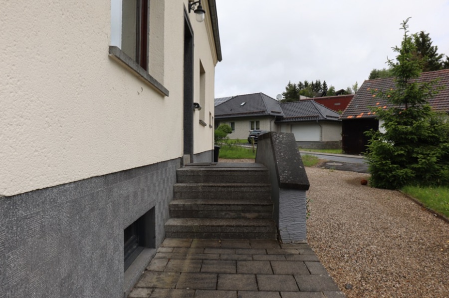 Eingang / Hof - ** Verkauft** Freistehendes Einfamilienhaus mit Garten und Nebengebäude, zentrumsnah, Dahlem (17)