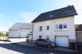 Straßenansicht - Smaakvol gerenoveerde, voormalige, Eifelboerderij met wintertuin, gerenoveerde werkplaats voor hobbies (bijv. klassieke auto’s) of bedrijf, terras en tuin in het dorp Berndorf (11)