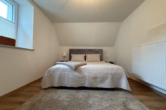 Schlafzimmer I - Smaakvol gerenoveerde, voormalige, Eifelboerderij met wintertuin, gerenoveerde werkplaats voor hobbies (bijv. klassieke auto’s) of bedrijf, terras en tuin in het dorp Berndorf (11)