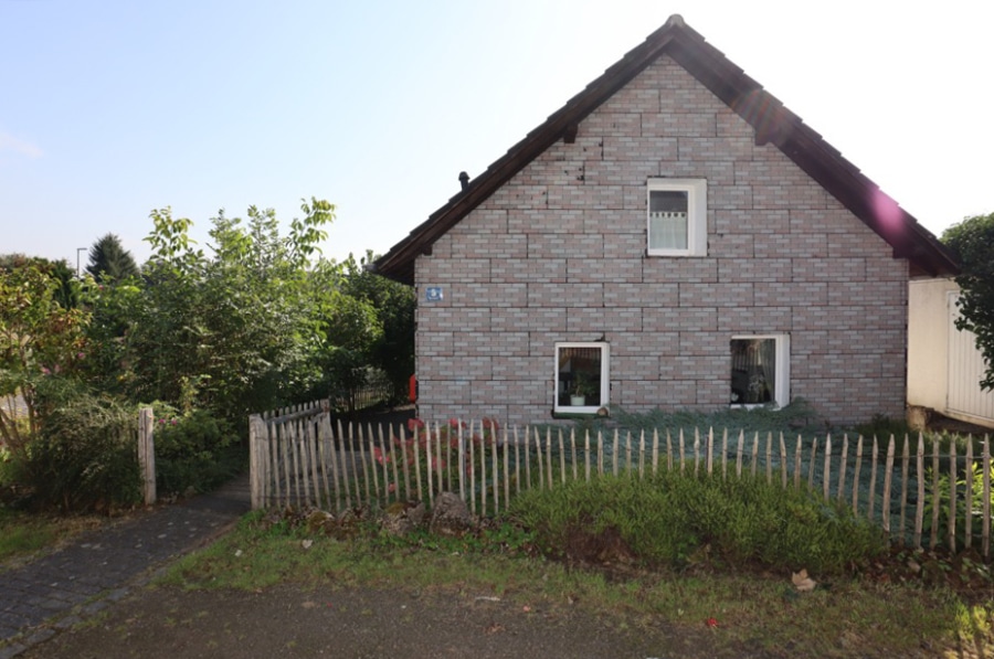 Straßenansicht - Schnuckeliges kleines Wohnhaus mit Garage und Garten, Feusdorf (24)