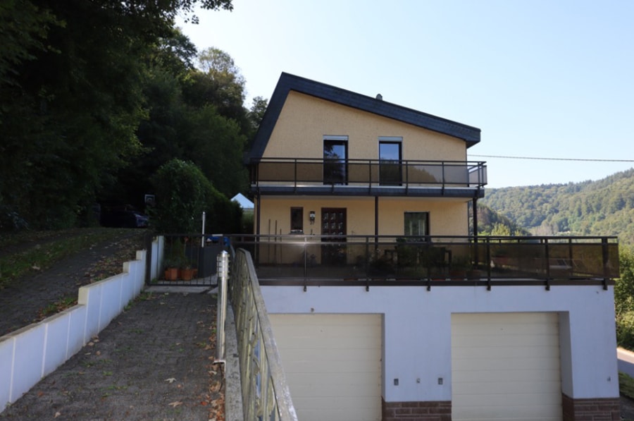 Giebelseite mit Terrasse - Prachtige eengezinswoning met dubbele garage en werkelijk fantastisch uitzicht, Auw an der Kyll