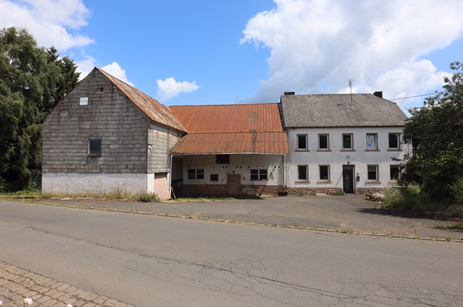 Ehemaliges Eifler Bauernhaus mit arrondiertem Land von 3,4 ha Größe und Nebengebäuden, Feuerscheid