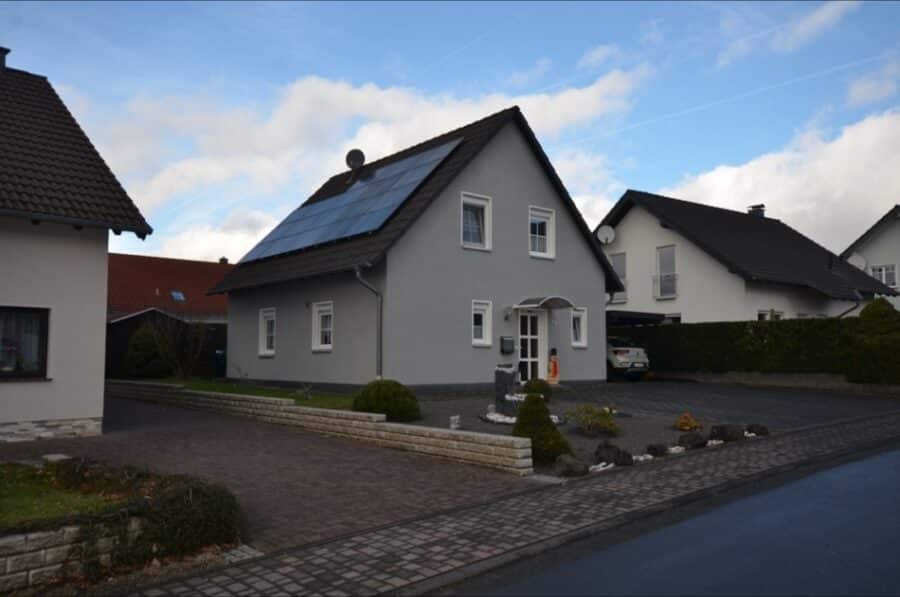 Schönes und neuwertiges Einfamilienhaus mit Garten und Carport, Gerolstein (35) - Straßenansicht
