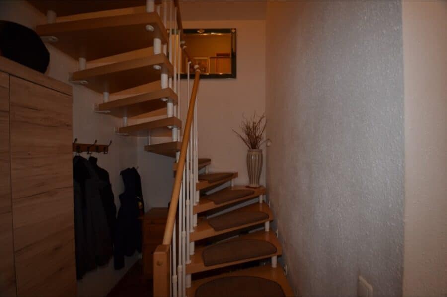 Schönes und neuwertiges Einfamilienhaus mit Garten und Carport, Gerolstein (35) - Treppenaufgang