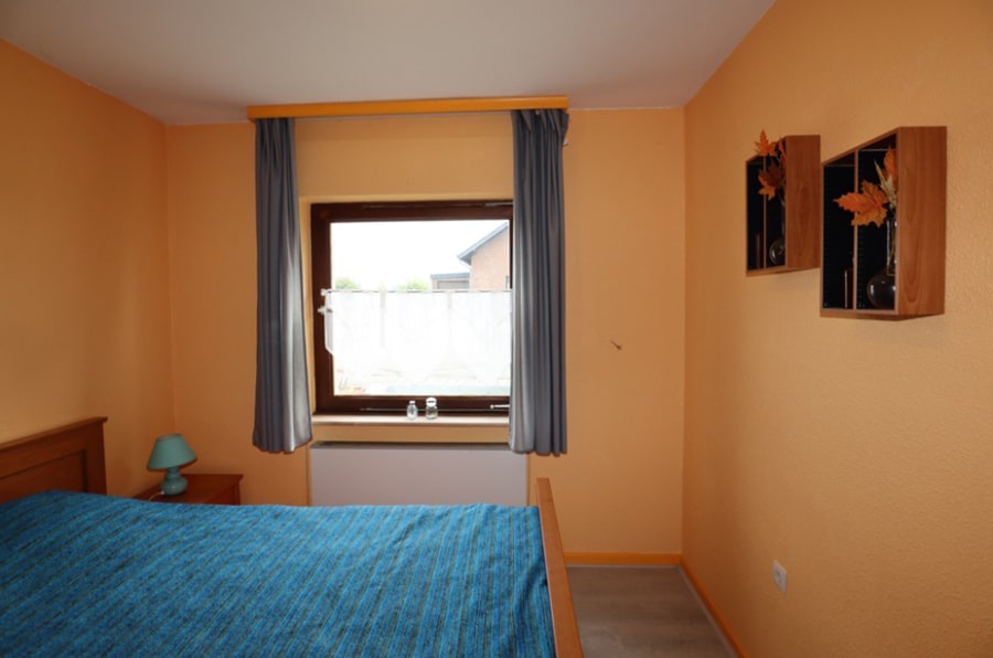 Schlafzimmer II - **VERKAUFT** Gemütliches kleines Wohnhaus mit Balkon, Garten, Garage und phantastischer Aussicht, Hollerath