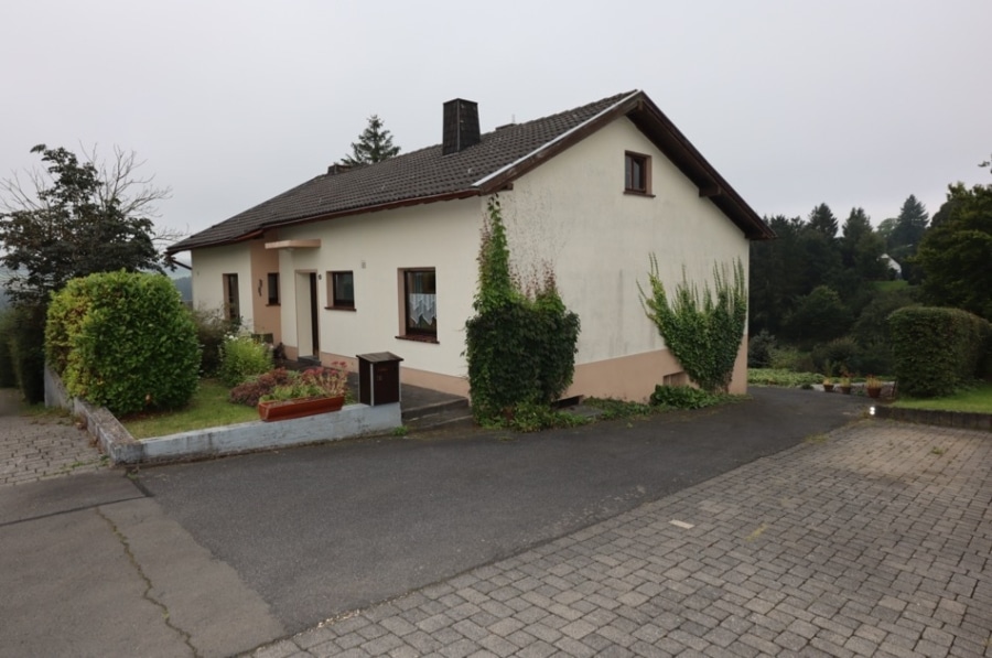 Hollerath - **VERKAUFT** Gemütliches kleines Wohnhaus mit Balkon, Garten, Garage und phantastischer Aussicht, Hollerath