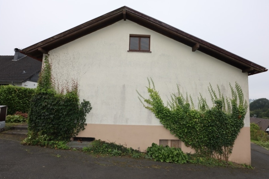 Giebelseite - **VERKAUFT** Gemütliches kleines Wohnhaus mit Balkon, Garten, Garage und phantastischer Aussicht, Hollerath