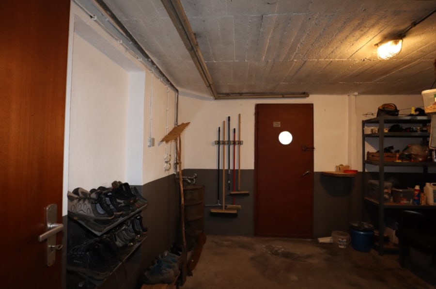 Abstellraum KG - **VERKAUFT** Gemütliches kleines Wohnhaus mit Balkon, Garten, Garage und phantastischer Aussicht, Hollerath