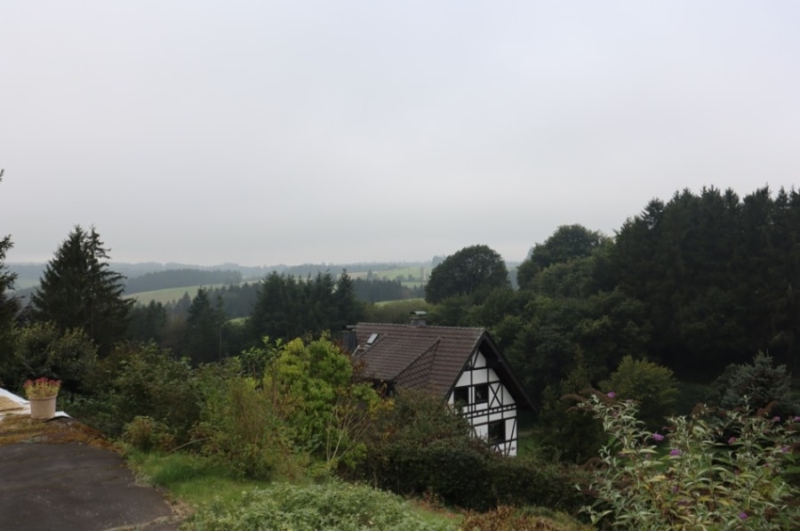 Aussicht - **VERKAUFT** Gemütliches kleines Wohnhaus mit Balkon, Garten, Garage und phantastischer Aussicht, Hollerath