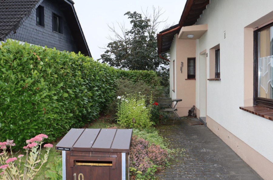 Vorgarten - **VERKAUFT** Gemütliches kleines Wohnhaus mit Balkon, Garten, Garage und phantastischer Aussicht, Hollerath