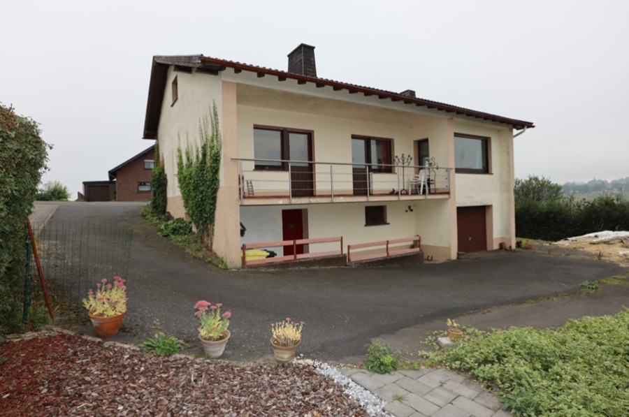 Rückseite - **VERKAUFT** Gemütliches kleines Wohnhaus mit Balkon, Garten, Garage und phantastischer Aussicht, Hollerath