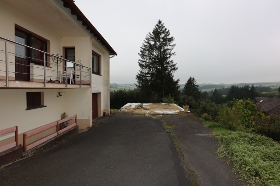 ehem. Garage - **VERKAUFT** Gemütliches kleines Wohnhaus mit Balkon, Garten, Garage und phantastischer Aussicht, Hollerath