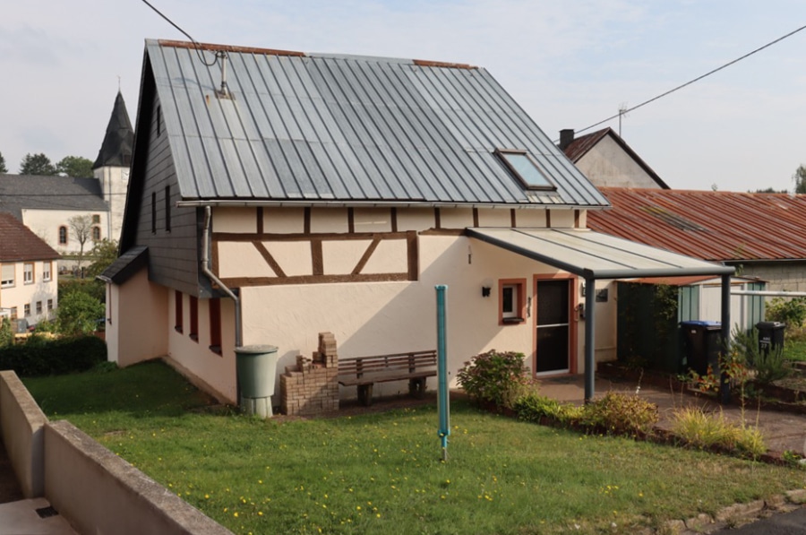 Straßenansicht - Zeer mooi gerenoveerde voormalige Eifler-boerderij, Strotzbüsch