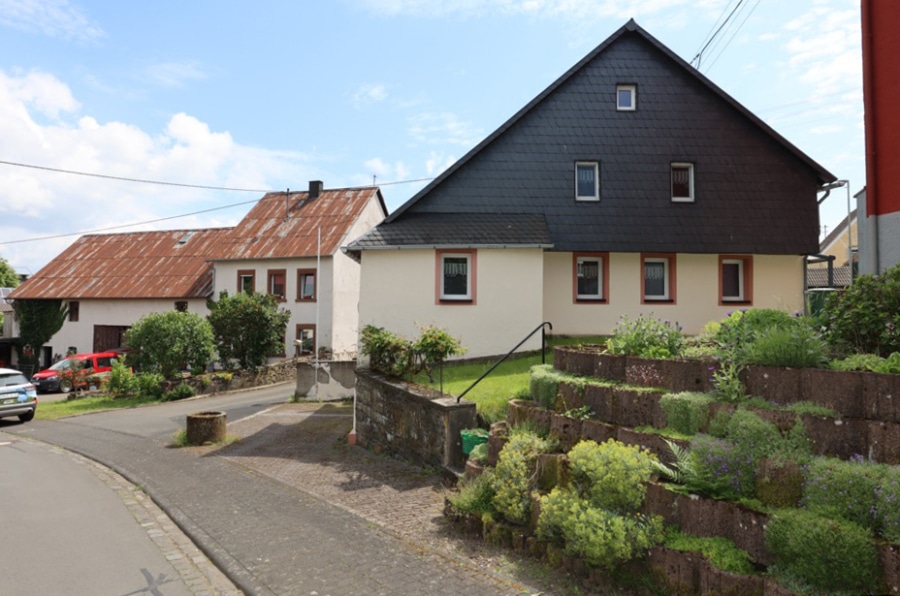 Giebelseite - Sehr schön renoviertes ehemaliges Eifler Bauernhaus, Strotzbüsch