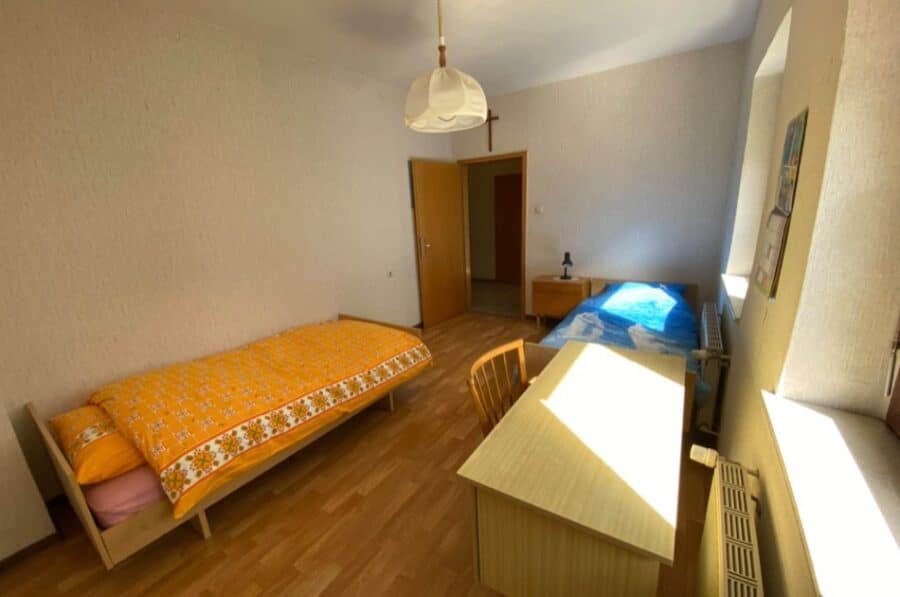 Wohnhaus in bester Lage mit schöner Aussicht auf die Gerolsteiner Dolomiten, Garten, Gerolstein (32) - EG Schlafzimmer