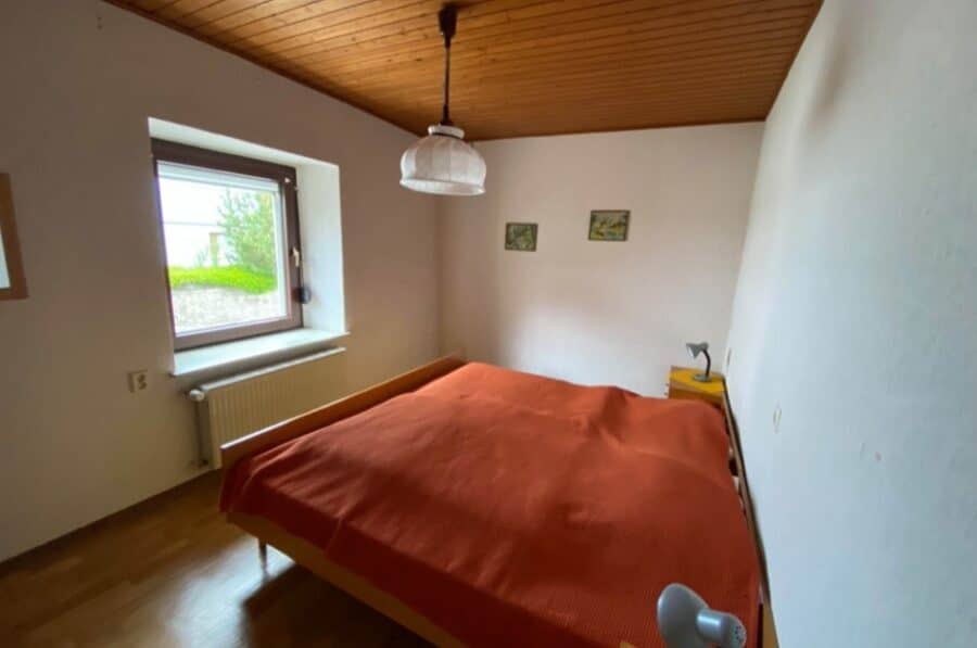 Einfamilienhaus Zentrumsnah mit schöner Aussicht auf die Gerolsteiner Dolomiten, Garten, Gerolstein (32) - EG Schlafzimmer