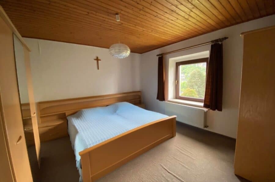 Wohnhaus in bester Lage mit schöner Aussicht auf die Gerolsteiner Dolomiten, Garten, Gerolstein (32) - EG Schlafzimmer
