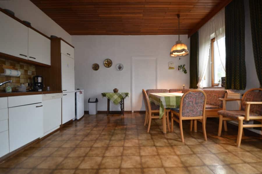 Zweifamilienhaus mit Gewerbeeinheit und großem Grundstück und Garagen, Niederehe (14) - Küche
