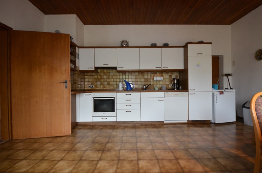 Zweifamilienhaus mit Gewerbeeinheit und großem Grundstück und Garagen, Niederehe (14) - Küche