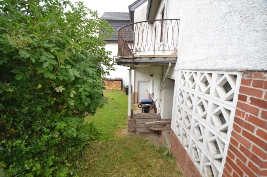 Zweifamilienhaus mit Gewerbeeinheit und großem Grundstück und Garagen, Niederehe (14) - Balkon