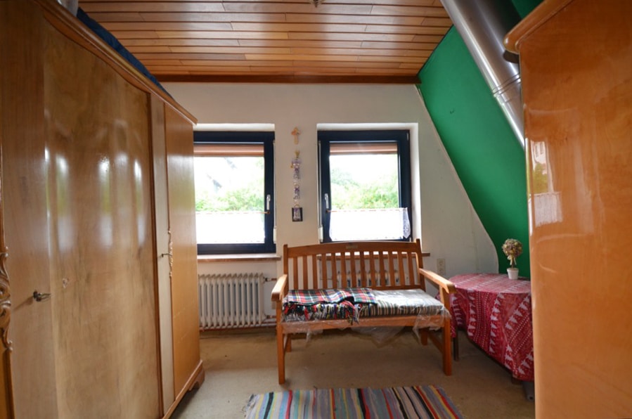 Zweifamilienhaus mit Gewerbeeinheit und großem Grundstück und Garagen, Niederehe (14) - Schlafzimmer WE 1