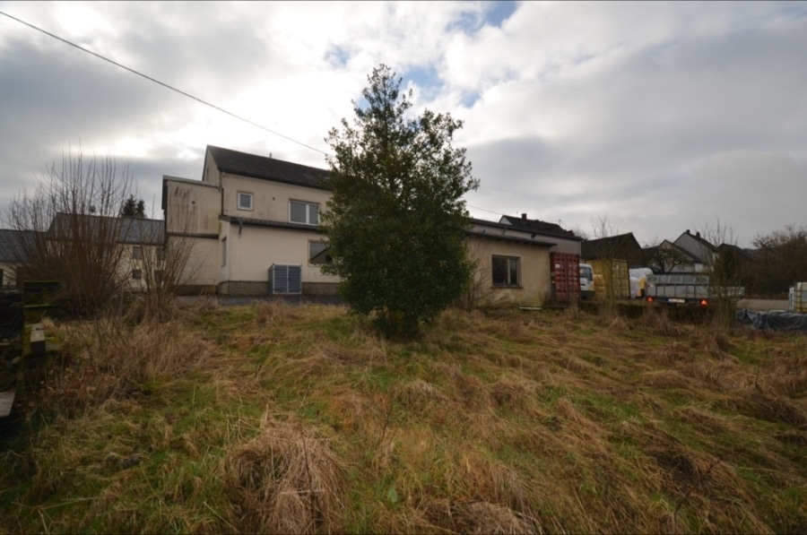 Rückansicht - Woon- en bedrijfsgebouw met permanent verhuurd bedrijfsgedeelte en aangrenzend een ruim grondstuk Dockweiler (11)